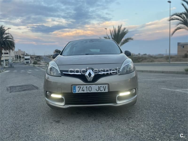 Usado Renault Scénic III LIMITED 110 CV (80 kW) 2015 Beige Monovolumen