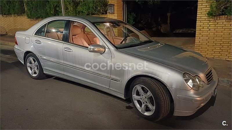 Usado Mercedes C220 Avantgarde 143 CV (105 kW) 2005 Gris / plata Berlina