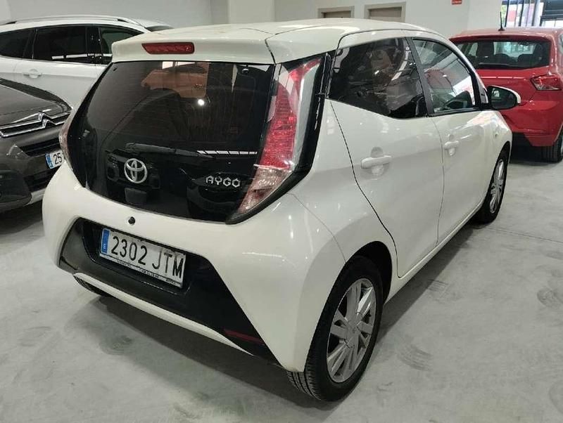Usado Toyota Aygo City 68 CV (50 kW) 2016 Blanco Utilitario