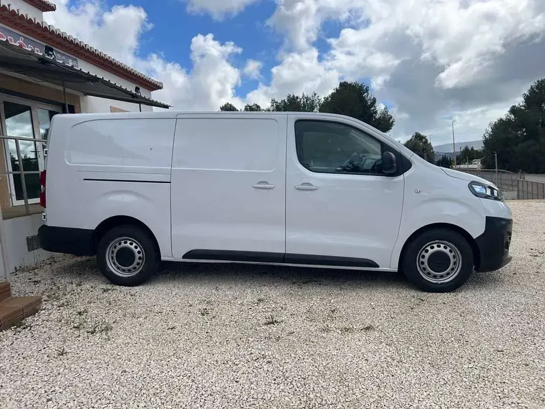 Usado Opel Vivaro S 102 CV (75 kW) 2022 Blanco Monovolumen