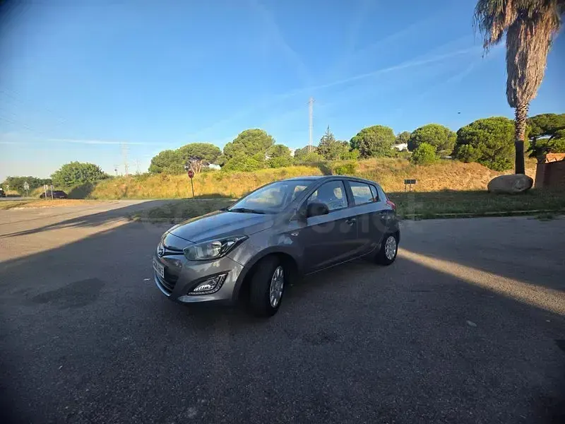 Usado Hyundai i20 85 CV (62 kW) 2013 Marrón Utilitario