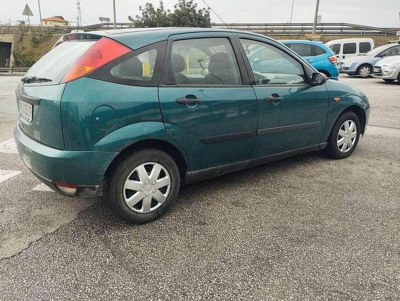 Usado Ford Focus Ambiente 101 CV (74 kW) 1999 Verde Utilitario