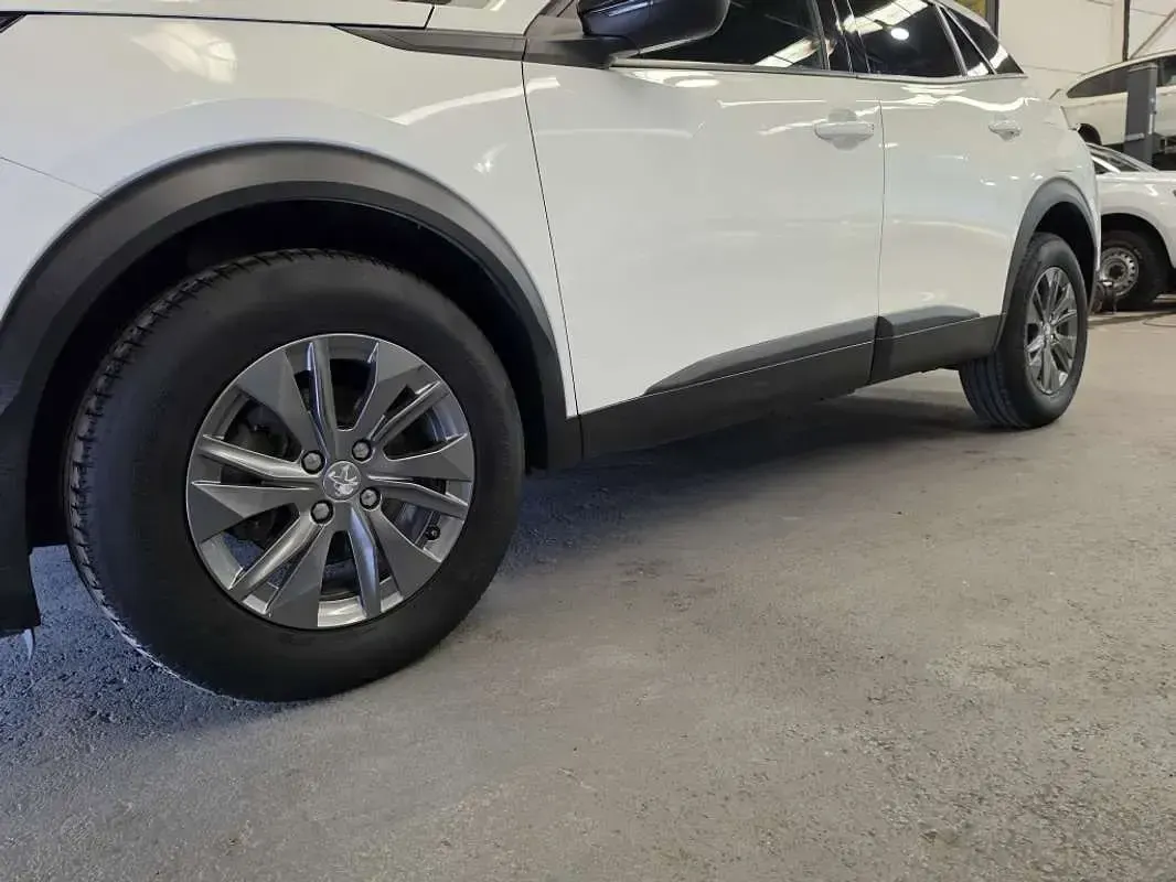 Usado Peugeot 2008 Active 110 CV (80 kW) 2022 Blanco SUV