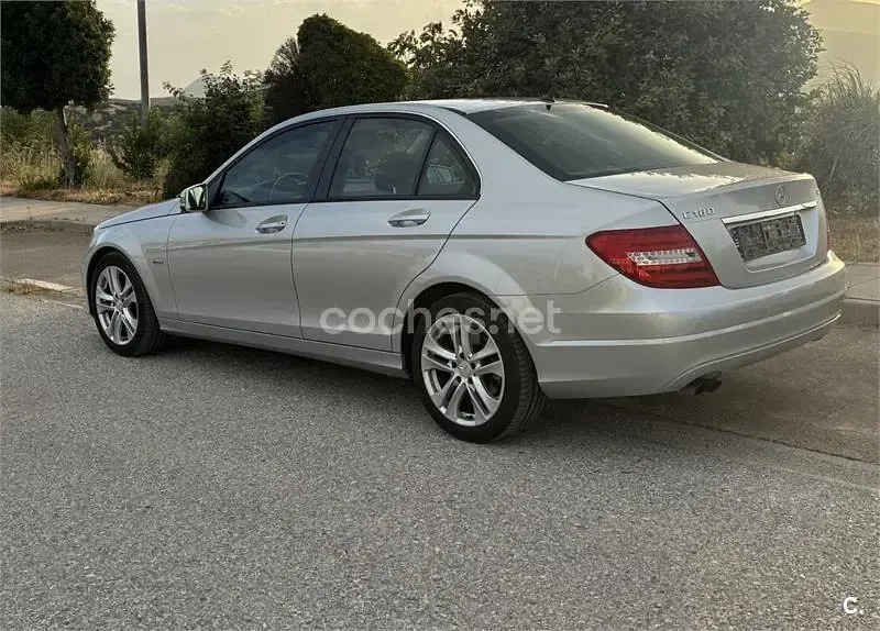 Usado Mercedes C180 120 CV (88 kW) 2011 Gris / plata Berlina