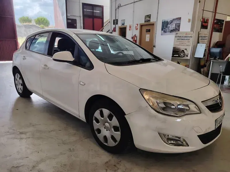 Usado Opel Astra Essentia 95 CV (69 kW) 2011 Blanco Berlina
