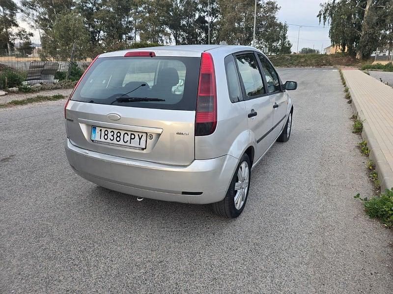 Usado Ford Fiesta Trend 68 CV (50 kW) 2003 Gris / plata Utilitario