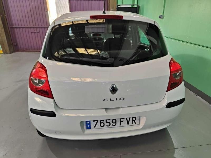 Usado Renault Clio II Authentique 86 CV (63 kW) 2007 Blanco Utilitario