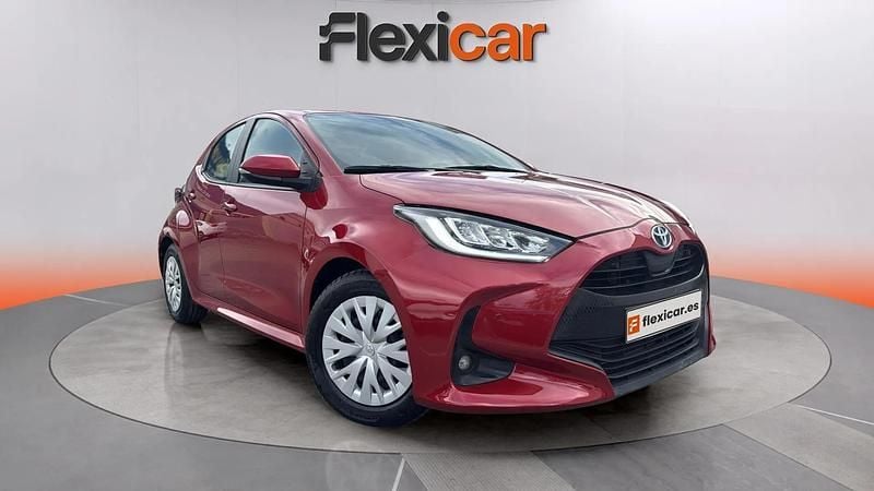 Usado Toyota Yaris Hybrid Active 116 CV (85 kW) 2023 Rojo Utilitario