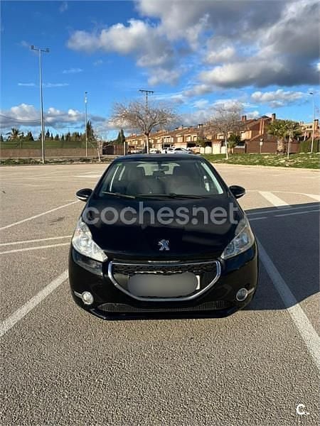 Usado Peugeot 208 Active 82 CV (60 kW) 2012 Negro Utilitario