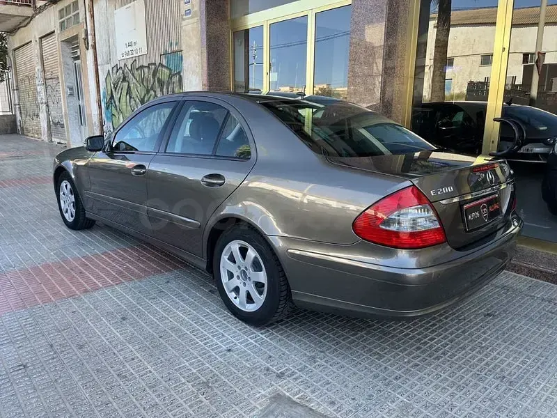 Usado Mercedes E200 Classic 136 CV (100 kW) 2007 Marrón Berlina