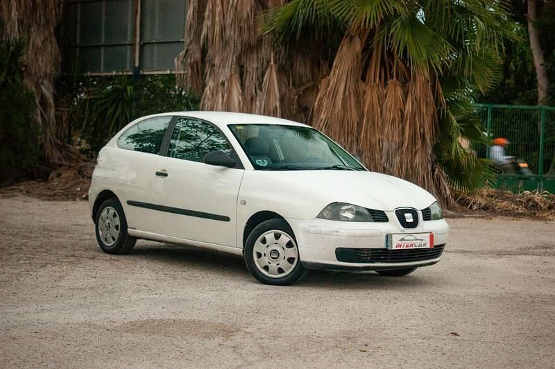 Usado Seat Ibiza Stella 75 CV (55 kW) 2002 Gris Utilitario