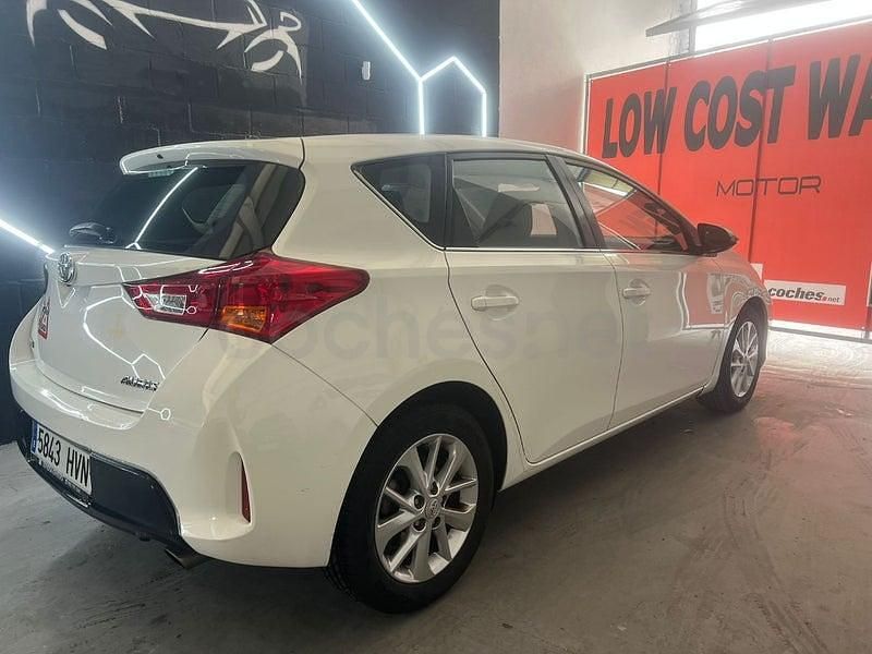 Usado Toyota Auris Advance 124 CV (91 kW) 2014 Blanco Berlina