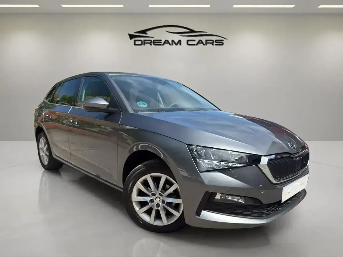 Usado Skoda Scala Ambition 110 CV (80 kW) 2022 Gris / plata Utilitario