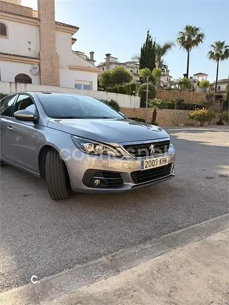 Usado Peugeot 308 Active 100 CV (73 kW) 2018 Gris / plata Berlina