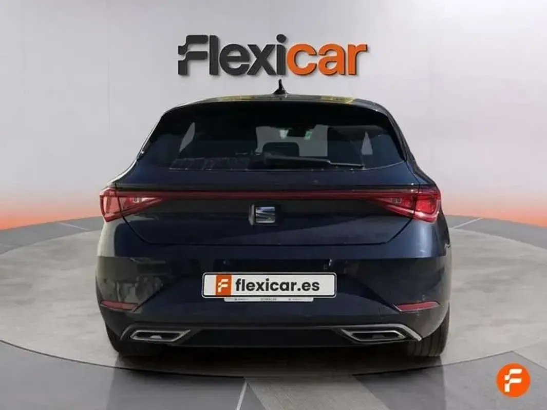 Usado Seat Leon FR 150 CV (110 kW) 2022 Negro Utilitario