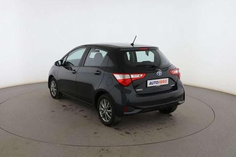 Usado Toyota Yaris Hybrid Active 101 CV (74 kW) 2017 Negro Berlina
