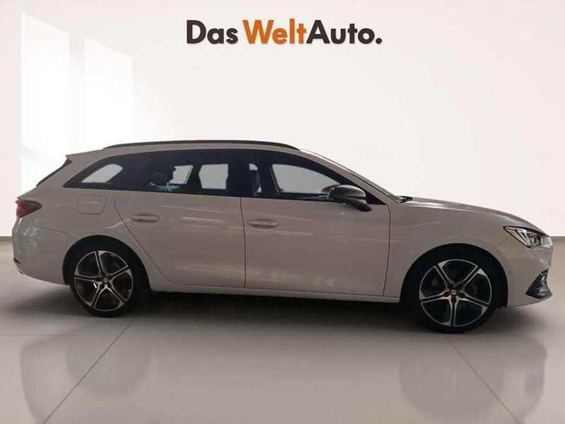Usado Seat Leon FR 150 CV (110 kW) 2022 Blanco Familiar