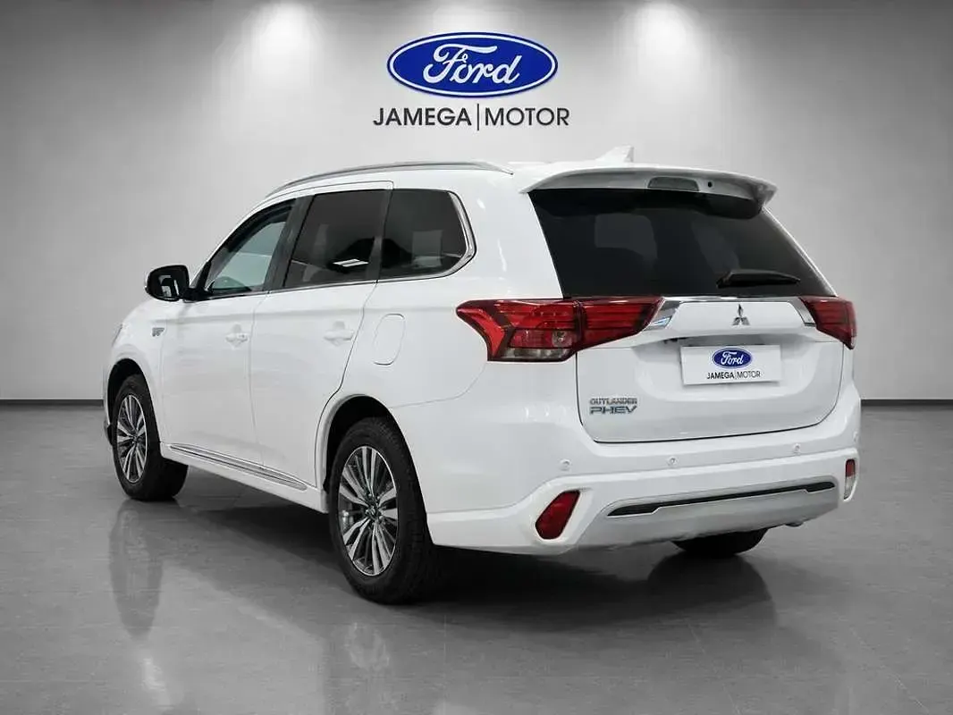 Usado Mitsubishi Outlander P-HEV 224 CV (164 kW) 2021 Blanco SUV