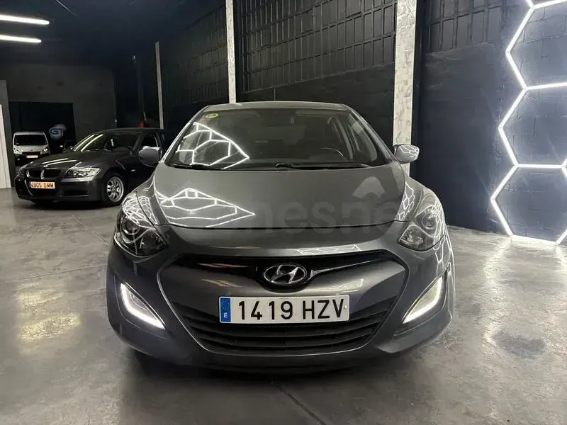 Usado Hyundai i30 110 CV (80 kW) 2015 Gris / plata Berlina