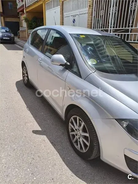 Usado Seat Altea Ecomotive 105 CV (77 kW) 2010 Gris / plata Monovolumen