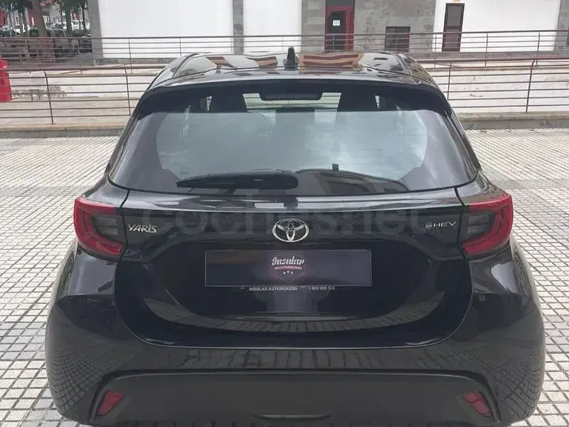 Usado Toyota Yaris Hybrid Active 116 CV (85 kW) 2024 Negro Berlina