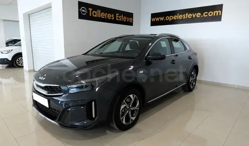 Usado Kia XCeed 101 CV (74 kW) 2024 Gris / plata SUV