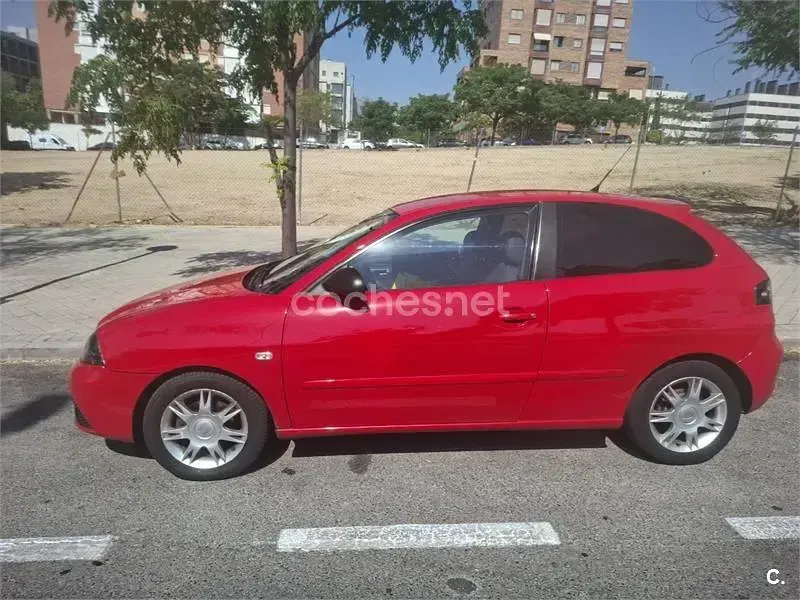 Usado Seat Ibiza Reference 80 CV (58 kW) 2006 Rojo Utilitario