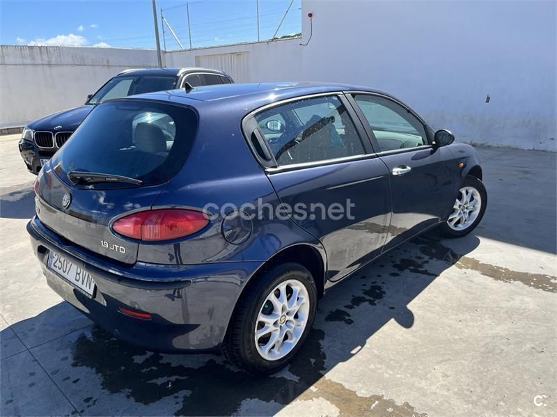 Negro Usado 2002 Alfa Romeo 147 Distinctive Utilitario | 4400 € (Un poco caro) - Imagen 1/4