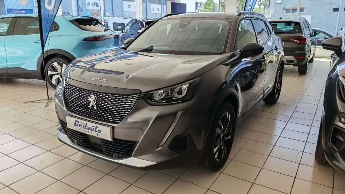 Usado Peugeot 2008 Allure 131 CV (96 kW) 2022 Gris SUV