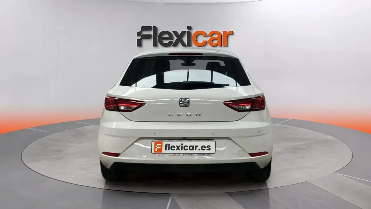 Usado Seat Leon Style Plus 125 CV (91 kW) 2018 Blanco Berlina