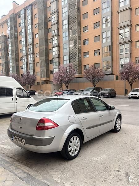 Usado Renault Mégane II Dynamique 120 CV (88 kW) 2006 Gris / plata Berlina