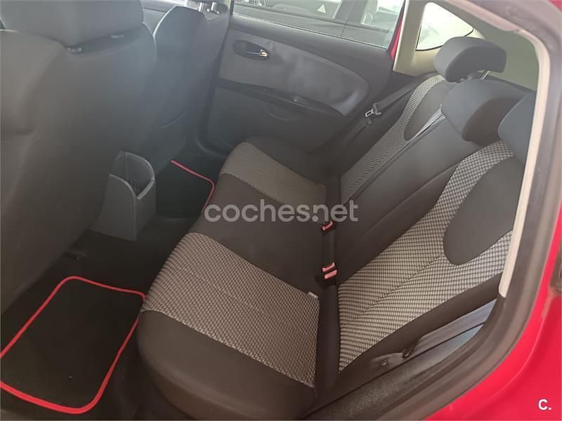 Usado Seat Leon Reference 105 CV (77 kW) 2008 Rojo Utilitario