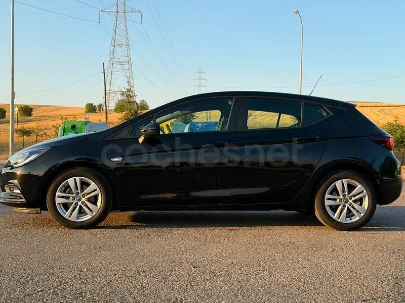 Usado Opel Astra Selective 125 CV (91 kW) 2019 Negro Berlina