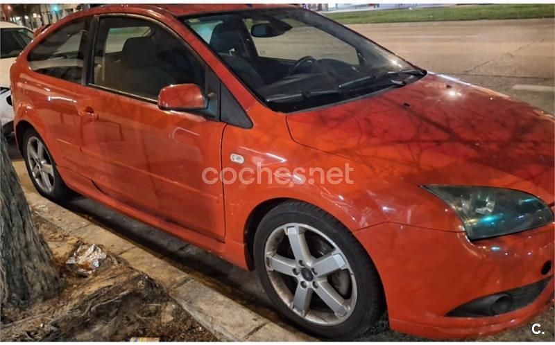 Używany Ford Focus Trend 100 KM (73 kW) 2006 Czerwony Sedan/Limuzyna