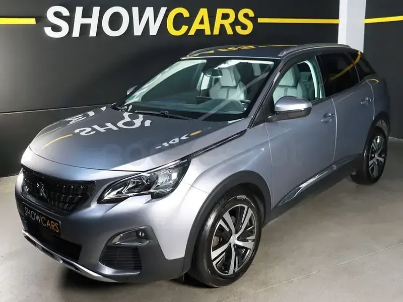 Usado Peugeot 3008 Allure 130 CV (95 kW) 2021 Gris / plata SUV