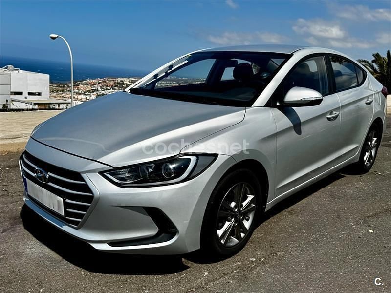 Gris / plata Usado 2016 Hyundai Elantra Berlina | 12.200 € - Imagen 1/4