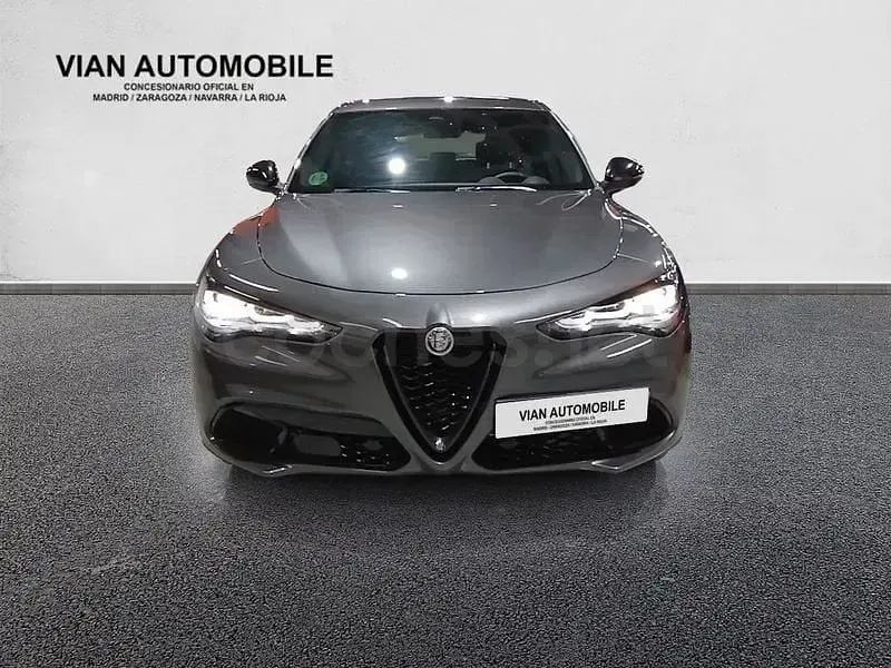 Usado Alfa Romeo Stelvio Sprint 160 CV (117 kW) 2023 Gris / plata SUV