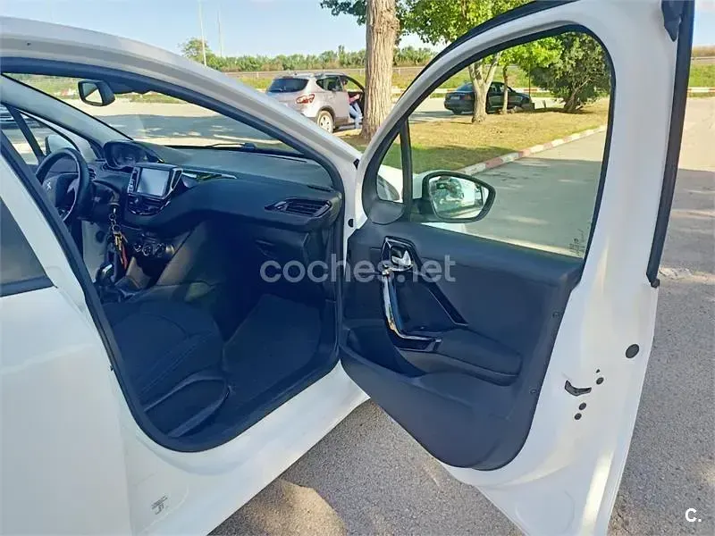 Usado Peugeot 208 110 CV (80 kW) 2018 Blanco Utilitario