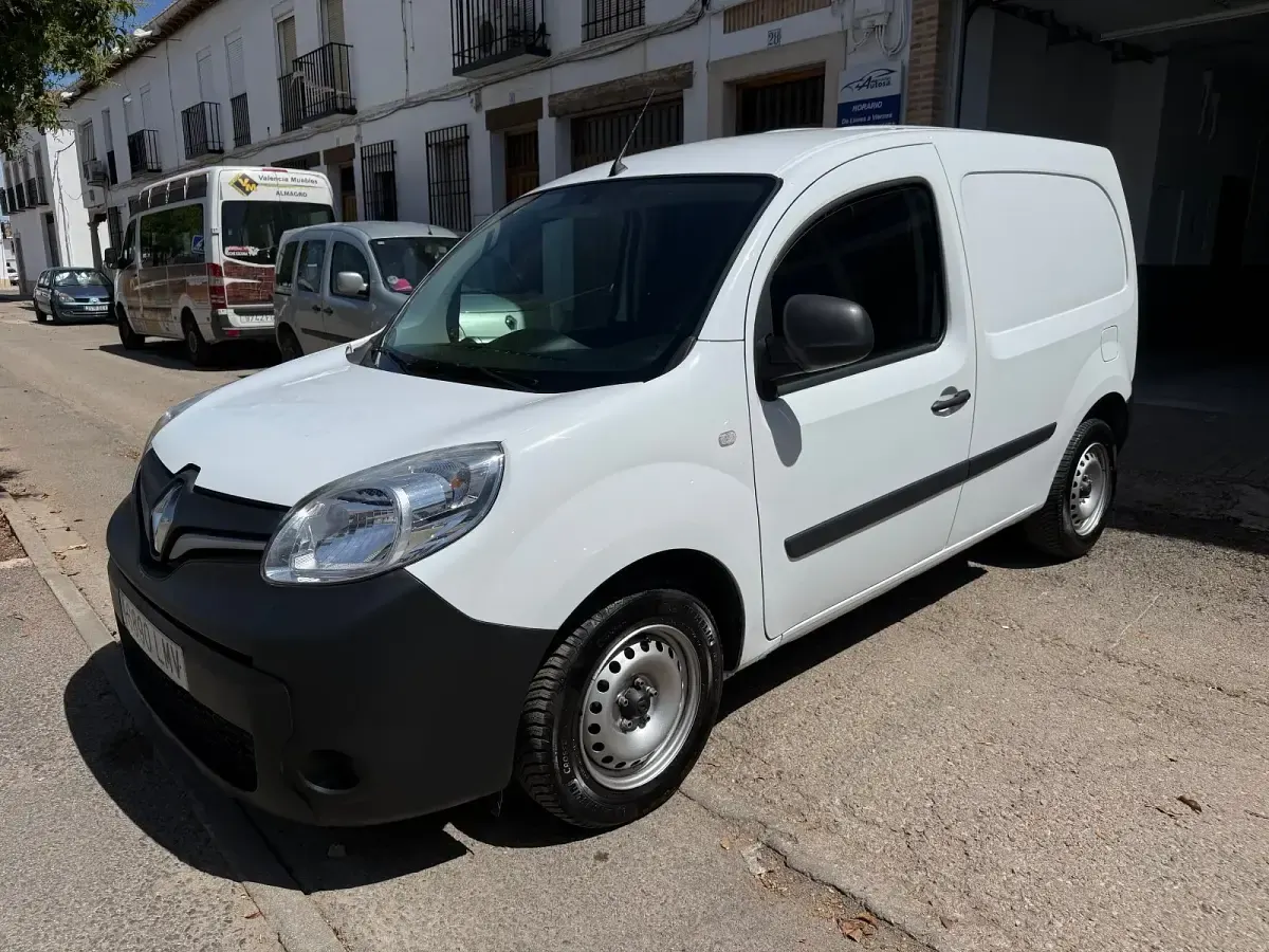 Usado Renault Kangoo 80 CV (58 kW) 2021 Blanco Monovolumen