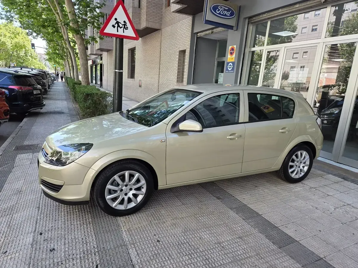 Usado Opel Astra Enjoy 105 CV (77 kW) 2004 Amarillo Berlina