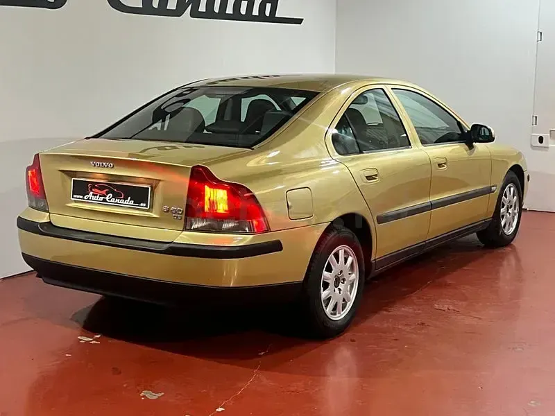 Usado Volvo S60 163 CV (119 kW) 2003 Amarillo Berlina