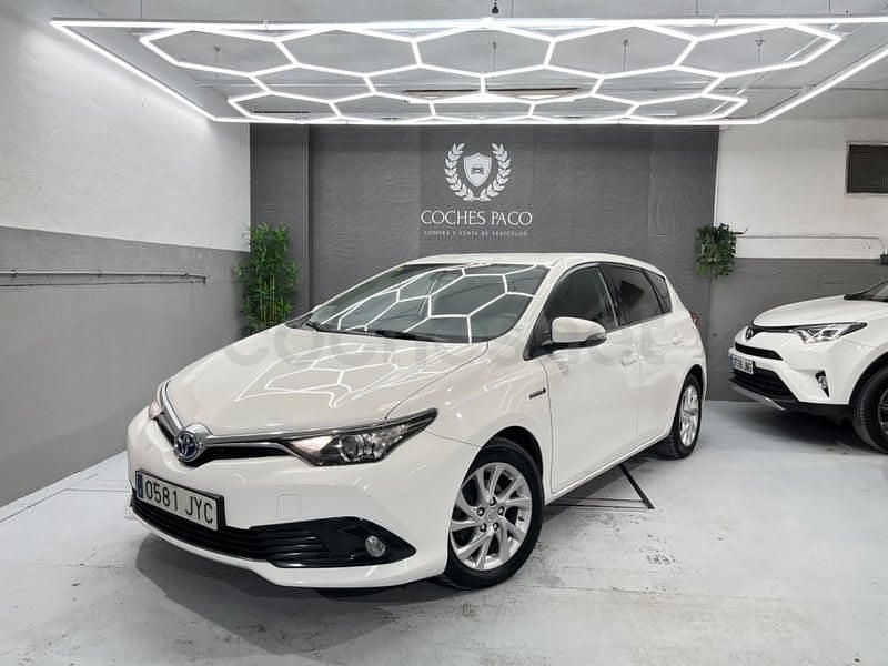 Usado Toyota Auris Hybrid Active 136 CV (100 kW) 2017 Blanco Berlina