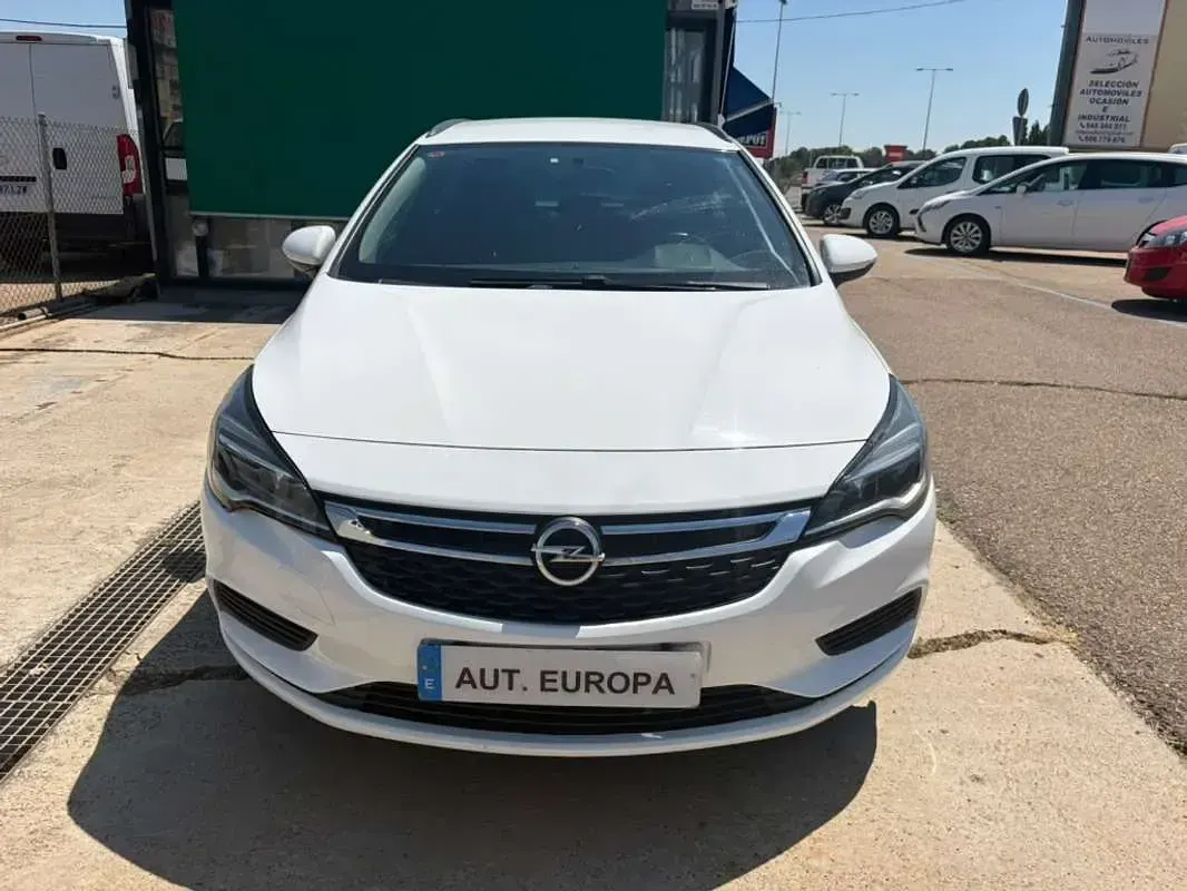 Usado Opel Astra Dynamic 160 CV (117 kW) 2017 Blanco Utilitario