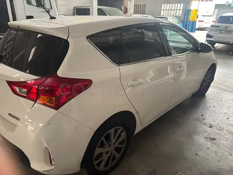 Usado Toyota Auris Active 90 CV (66 kW) 2014 Blanco Berlina