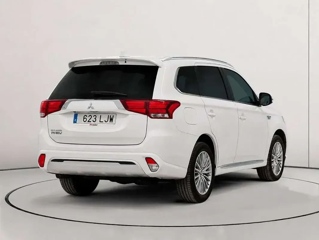 Usado Mitsubishi Outlander P-HEV Motion 224 CV (164 kW) 2020 Blanco SUV