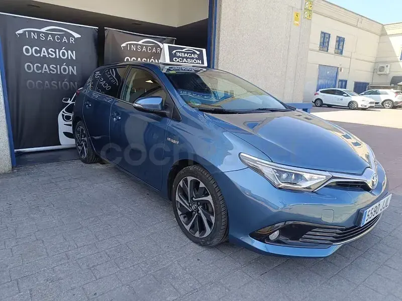 Usado Toyota Auris Hybrid 136 CV (100 kW) 2015 Azul Berlina