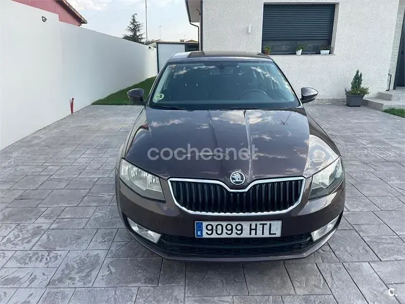 Usado Skoda Octavia Ambition 105 CV (77 kW) 2013 Marrón Berlina
