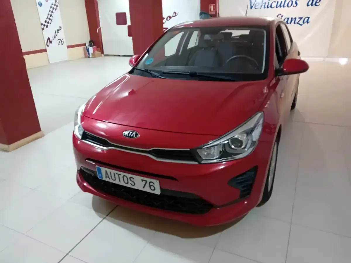 Usado Kia Rio 84 CV (61 kW) 2021 Rojo