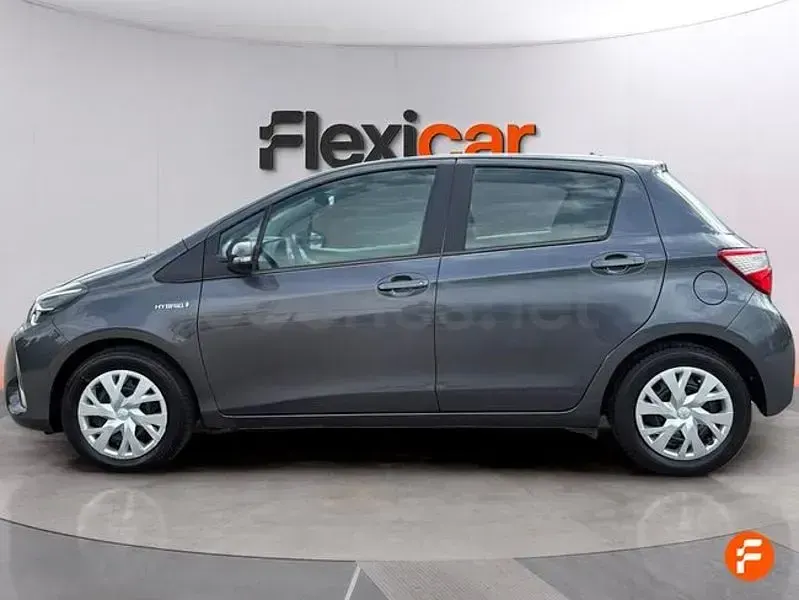 Usado Toyota Yaris Hybrid Business Edition 116 CV (85 kW) 2020 Gris / plata Berlina
