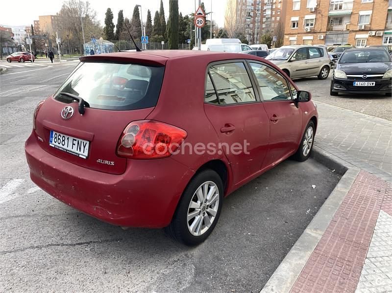 Usado Toyota Auris Sol 124 CV (91 kW) 2007 Rojo Utilitario